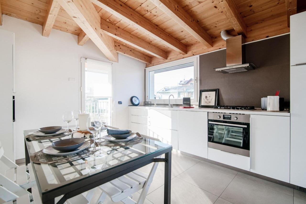 White Attic - By Myhomeincomo Camnago Volta Exterior foto