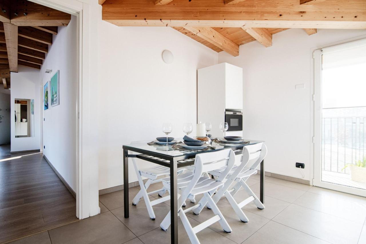 White Attic - By Myhomeincomo Camnago Volta Exterior foto