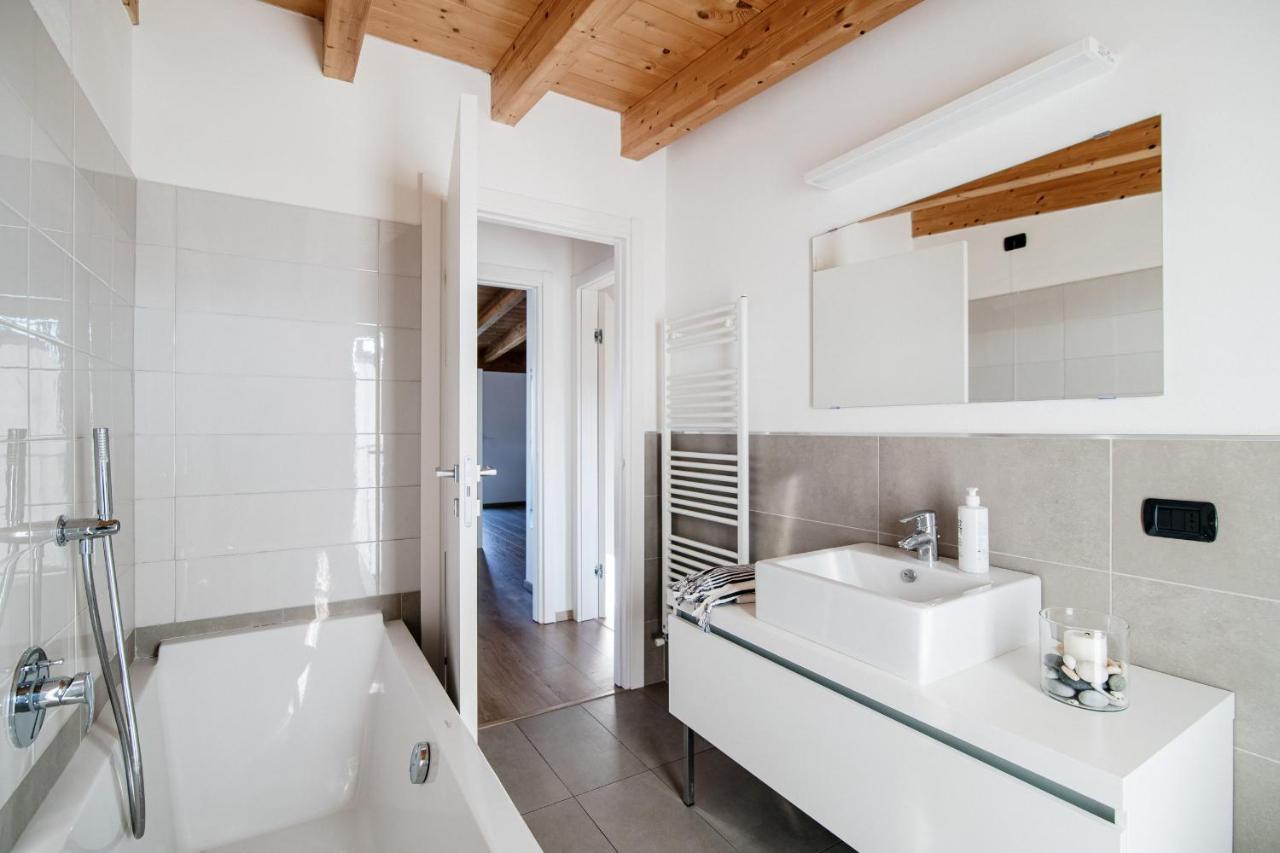 White Attic - By Myhomeincomo Camnago Volta Exterior foto